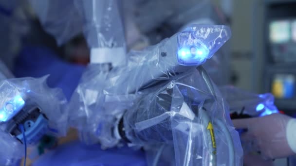 動作中の不妊のためのプラスチック カバーの未来的な装置 クローズアップ ツールを保持するラテックス手袋の外科医の手 — ストック動画