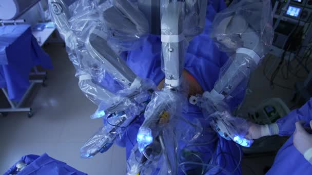 Operatie Van Robotapparatuur Hedendaagse Klinieken Niet Herkende Chirurg Staat Klaar — Stockvideo