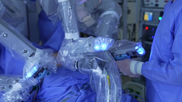 Operação Contemporânea Com Ajuda Equipamentos Robóticos Médico Experiente Nas Proximidades — Vídeo de Stock