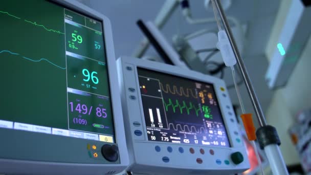 Zróżnicowane Parametry Życiowe Pacjenta Ramach Zabiegu Chirurgicznego Stoisko Przy Monitorach — Wideo stockowe