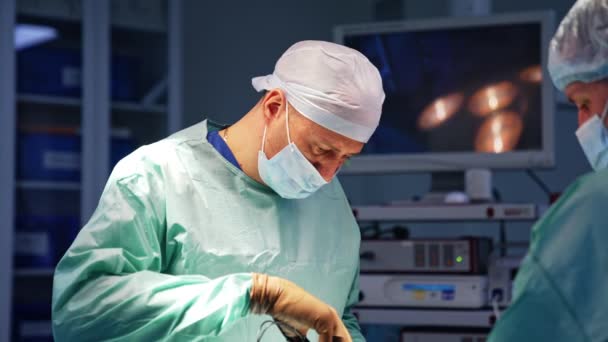 Аккуратный Уверенный Себе Хирург Кепке Маске Выполняющий Пластическую Операцию Врач — стоковое видео
