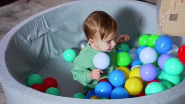 Słodkie Dziecko Siedzące Okrągłej Miseczce Czekając Kolorowe Kulki Ktoś Napełnia — Wideo stockowe