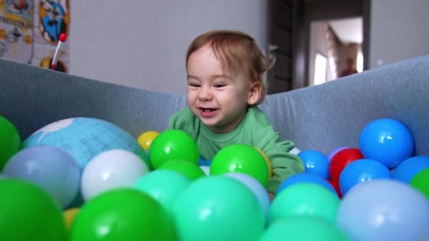 Copilul Vârstă Joacă Bazin Bile Glob Copilul Dulce Zâmbește Fericit — Videoclip de stoc