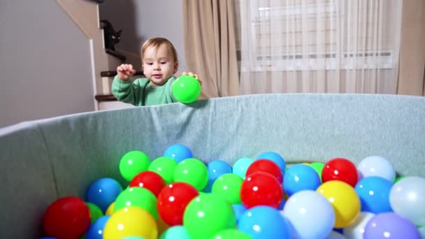 Glückliches Kind Das Bälle Das Weiche Becken Wirft Aufgeregtes Kind — Stockvideo