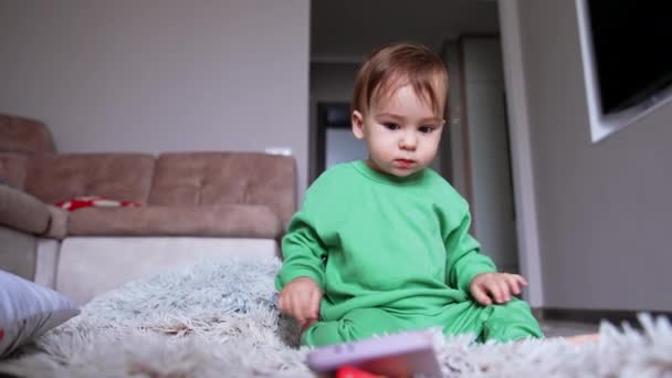 Όμορφο Μωράκι Κάθεται Ένα Μαλακό Χνουδωτό Χαλί Στο Δωμάτιο Αξιολάτρευτο — Αρχείο Βίντεο