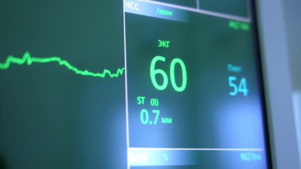 Ekranda Ameliyat Altındaki Bir Hastanın Kalp Atış Hızını Gösteren Rakamlar — Stok video
