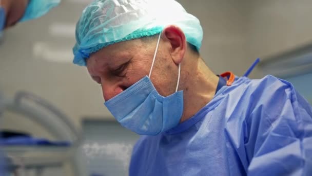 Віці Медичного Працівника Проводять Хірургічну Операцію Операційній Кімнаті Впевнений Спокійний — стокове відео