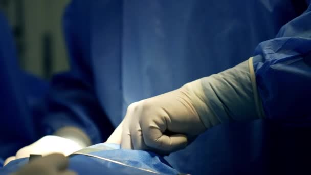 ラテックス手袋の外科医の手は患者の手術された領域の奥深くにあります 手だけの道具を使わない医学 クローズアップ — ストック動画