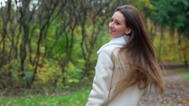 Langhaarige Brünette Joggt Durch Den Herbstpark Schönes Haar Einer Frau — Stockvideo