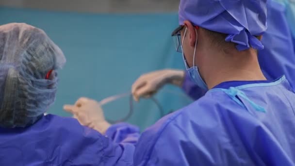 Vista Trasera Los Profesionales Sanitarios Que Realizan Cirugía Los Médicos — Vídeo de stock