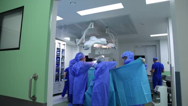 Gran Equipo Quirúrgico Realizando Operaciones Clínicas Modernas Médico Sostiene Pierna — Vídeo de stock