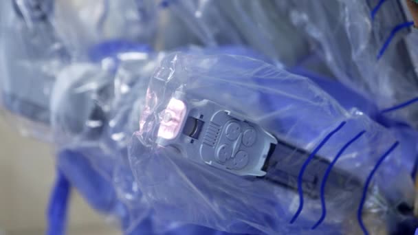 Egy Maszkban Gumikesztyűben Aki Robotfelszereléssel Foglalkozik Sebészorvos Műanyaggal Fedi Készüléket — Stock videók