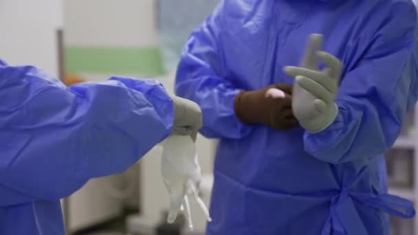 Pielęgniarka Pomaga Lekarzowi Założyć Drugą Parę Rękawiczek Lateksowych Chirurg Stroju — Wideo stockowe