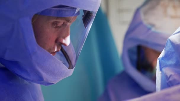 Vista Lateral Cirujano Masculino Que Trabaja Traje Protector Sala Cirugía — Vídeo de stock