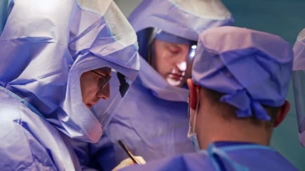 Egyenruhás Orvosok Védőruhában Akik Műtéteket Végeznek Modern Műtőben Szakemberek Fémszerszámokat — Stock videók