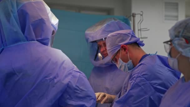 Nagy Sebészeti Csapat Végez Térdízületi Műtétet Védőruhás Orvosok Több Műszert — Stock videók