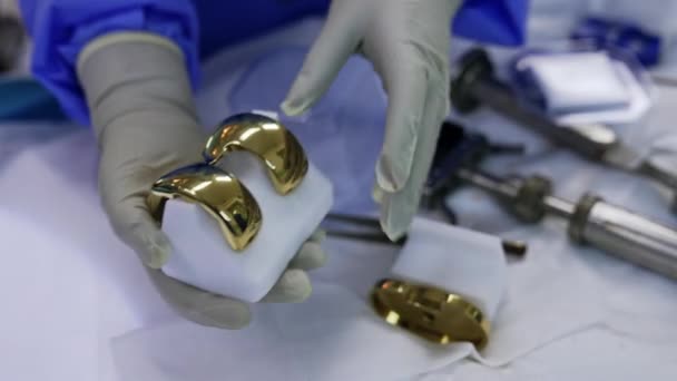 Térdízület Protézisének Fényes Fém Részei Orvos Kezében Orvos Bemutatja Térdműtét — Stock videók