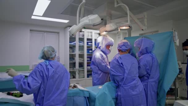 Equipo Quirúrgico Trabajando Operación Quirófano Moderno Cuatro Médicos Enfermeros Realizan — Vídeos de Stock