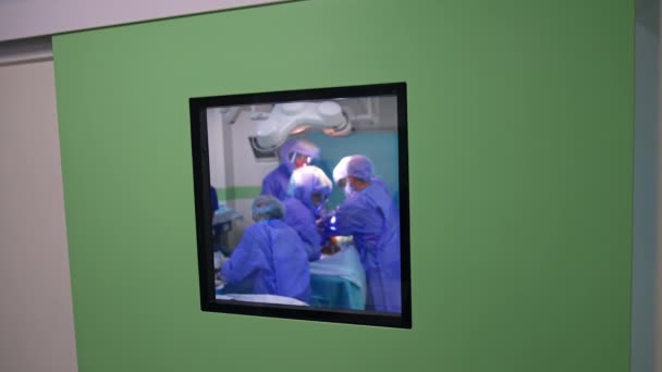 Маленькое Квадратное Окно Дверях Хирургического Театра Медицинская Бригада Хирургов Работающих — стоковое видео