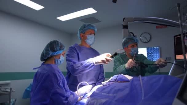 Artsen Maken Draden Van Medische Apparatuur Los Gebruiken Bij Neurochirurgie — Stockvideo