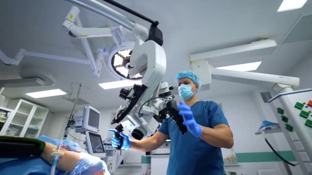 Médico Masculino Que Ocupa Equipos Modernos Sala Cirugía Médico Coloca — Vídeos de Stock