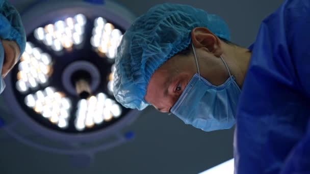 Mirada Intencional Cirujano Principal Área Operada Durante Operación Retrato Médico — Vídeo de stock