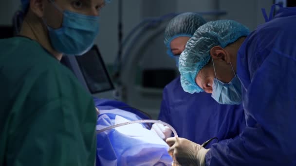 Neurocirurgião Masculino Atento Inclinado Sobre Paciente Usando Ferramentas Dispositivos Metálicos — Vídeo de Stock