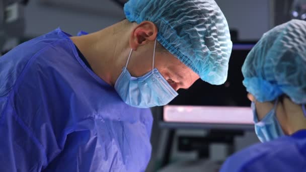 Professionell Kirurg Som Utför Operationen Assisterad Sjuksköterska Fokuserad Specialist Neurokirurgi — Stockvideo