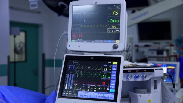 Fejlett Orvosi Berendezések Működés Közben Működő Képernyőkkel Modern Sebészeti Szoba — Stock videók