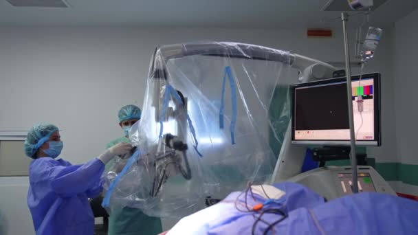 Медики Покрывающие Высокоточный Микроскоп Пластика Подготовка Современного Оборудования Использования Нейрохирургической — стоковое видео