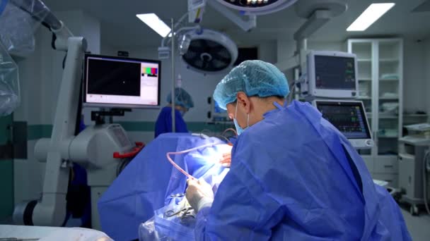 Обратный Вид Врача Который Наклонился Над Пациентом Проводящим Операцию Нейрохирург — стоковое видео