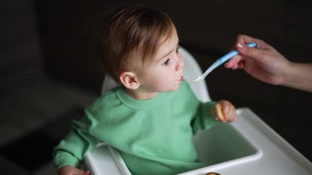 Cudowne Dziecko Jedzące Nabiał Łyżki Dziecko Siedzi Przy Stoliku Trzymając — Wideo stockowe