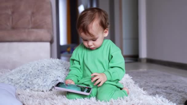 Kalm Schattige Baby Verkennen Van Telefoon Jongen Draaide Gadget Zijn — Stockvideo