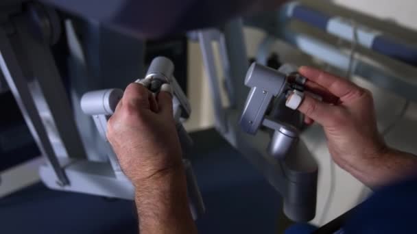 Doutor Operando Equipamento Robótico Com Ajuda Manipuladores Mestre Mãos Masculinas — Vídeo de Stock