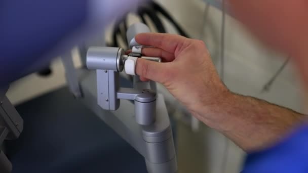 Bare Mannelijke Handen Regisseren Manipulatie Controllers Van Robotapparatuur Chirurg Die — Stockvideo