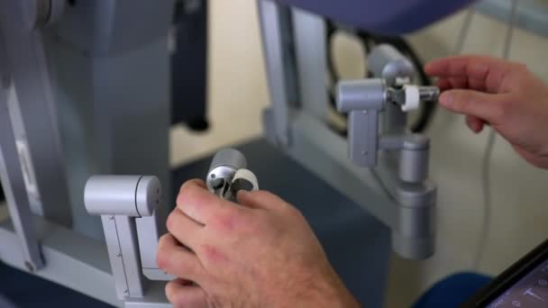 Mãos Cirurgião Tomam Controladores Movimento Equipamento Robótico Médico Coloca Prendedores — Vídeo de Stock