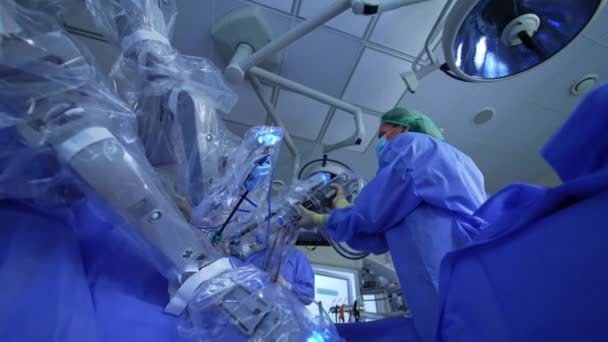 Médico Fêmea Desligar Braço Manipulador Articulação Robótica Visão Baixo Ângulo — Vídeo de Stock