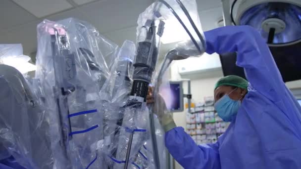 Dame Uniform Und Maske Arbeitet Mit Der Roboterausrüstung Sanitäter Überprüfen — Stockvideo