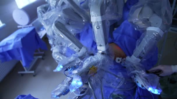 Chirurgische Robotarmen Bewegen Kleine Snee Het Lichaam Van Patiënt Arts — Stockvideo