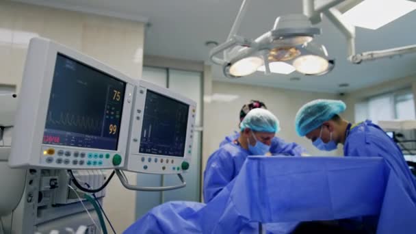 Hastanın Durumu Ameliyat Sırasında Ekranlı Tıbbi Ekipmanlar Tarafından Izleniyor Doktor — Stok video