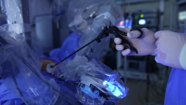 Cirurgião Robótico Inovador Operando Paciente Clínicas Modernas Mão Médico Segura — Vídeo de Stock