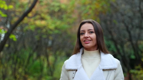Doğada Yürüyen Açık Renk Ceketli Gülümseyen Esmer Kız Sonbaharda Parkta — Stok video
