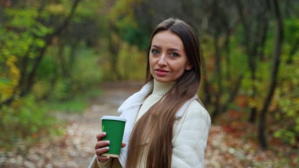 Okouzlující Mladá Žena Stojící Šálkem Kávy Podzimním Parku Dáma Dotýká — Stock video