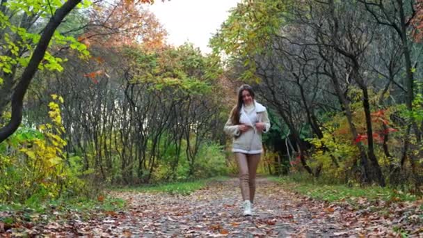 Senhora Caucasiana Com Longos Cabelos Escuros Tendo Passeio Floresta Outono — Vídeo de Stock