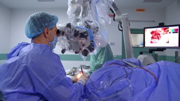 Χειρουργός Εξετάζει Τεχνολογικό Μικροσκόπιο Που Διεξάγει Χειρουργική Επέμβαση Οθόνη Στο — Αρχείο Βίντεο