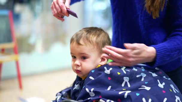 Schöne Kleinkind Hat Eine Frisur Salon Die Friseurin Schneidet Dem — Stockvideo