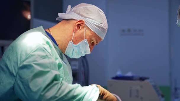 Mannelijke Blanke Chirurg Masker Maakt Gebruik Van Moderne Elektrische Apparatuur — Stockvideo