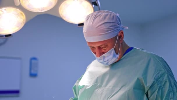 Cirujano Masculino Distrae Una Cirugía Por Momento Mira Lado Retrato — Vídeos de Stock