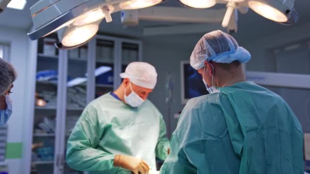 Plastikkirurgi Utförd Ett Par Kirurger Sjuksköterska Och Narkosläkare Står Vid — Stockvideo