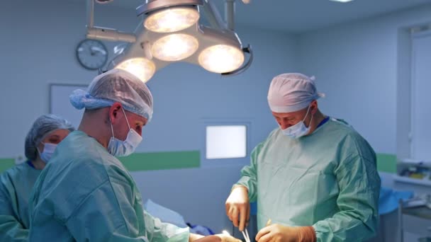 Médico Más Joven Mayor Trabajando Cirugía Plástica Cirujanos Aplicando Herramientas — Vídeos de Stock